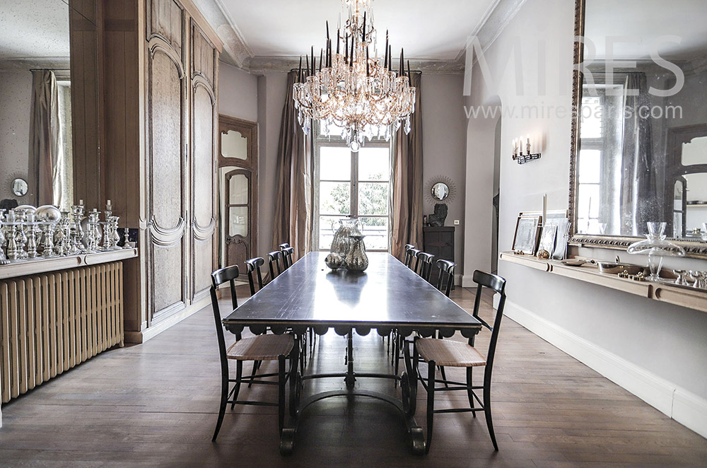 C1992 – Beautiful classic dining room