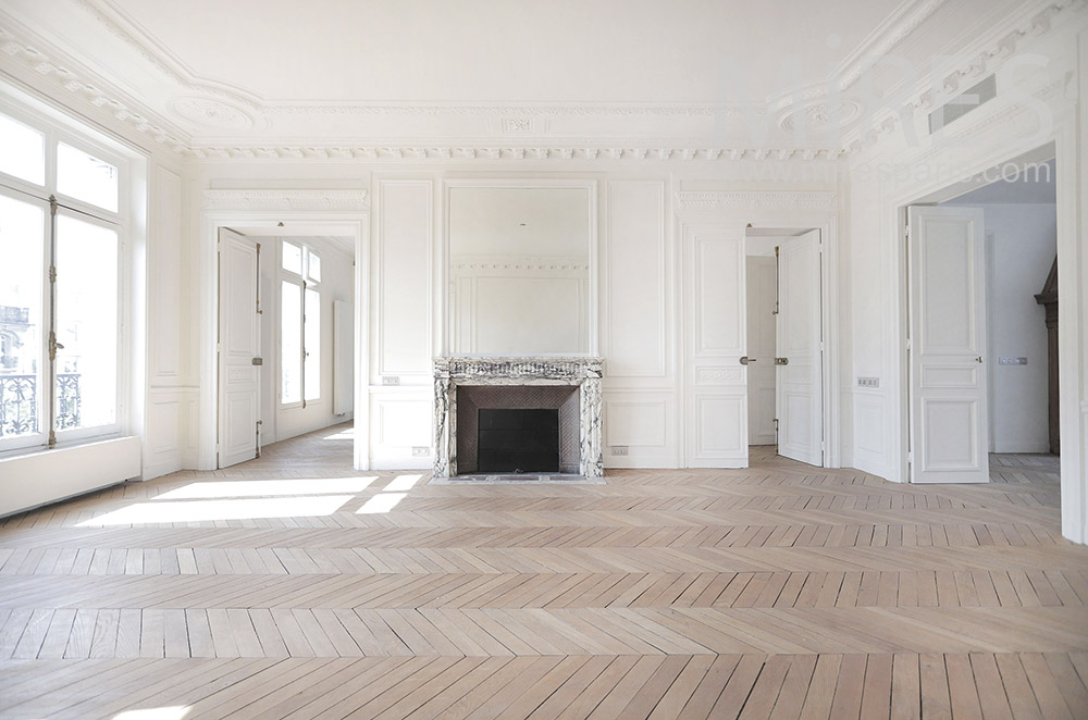 C1993 – Large living room, parquet floor and fireplace