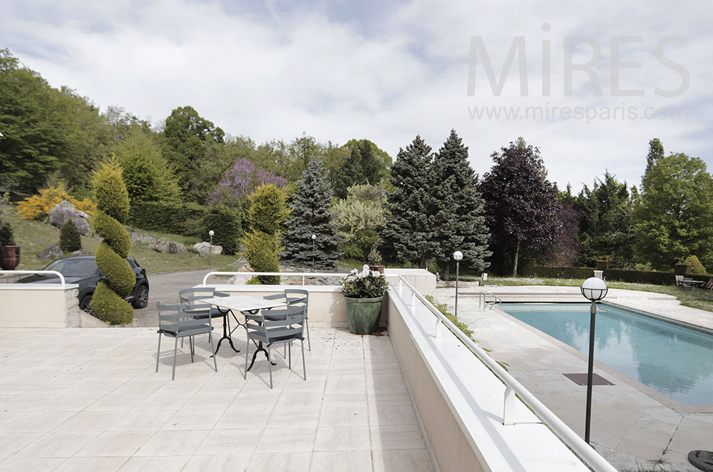 C1994 – Terrasse dégagée en bordure de piscine