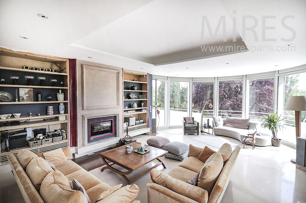 C1994 – Large living room, fireplace and terrace