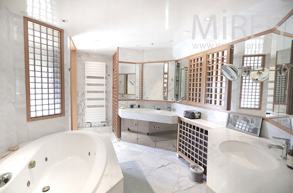 C1994 – Grande salle de bains en marbre