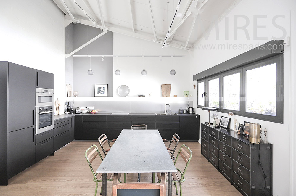 C1999 – Beautiful black and white kitchen