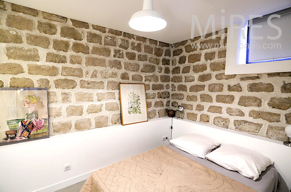 C1999 – Simple room, stone walls