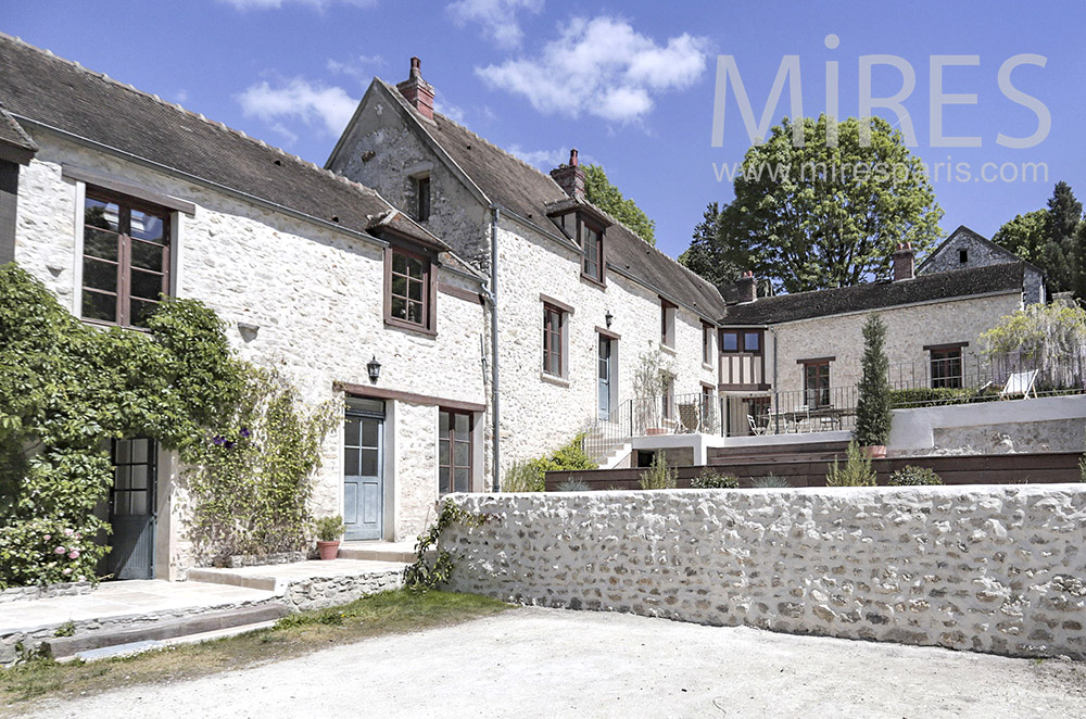 C2000 – Maison restaurée en pierre avec piscine