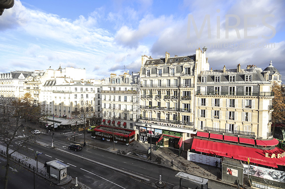 C1876 – Balcon sur rue parisienne