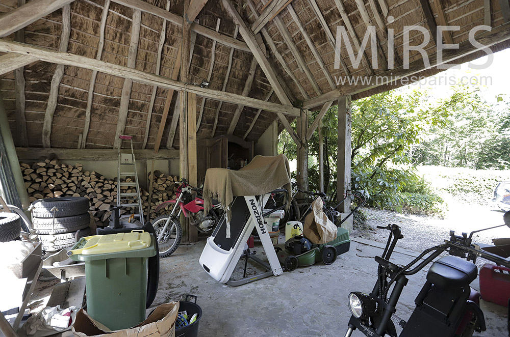 Garage, toit en chaume. C1985