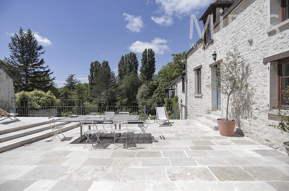 C2000 – Stone slab terrace