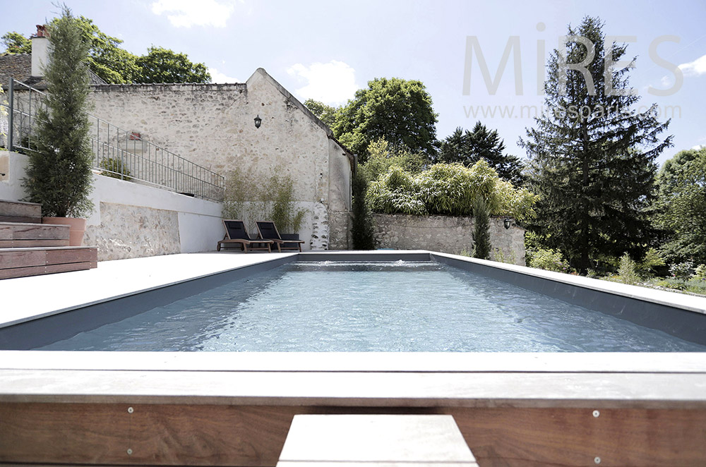 C2000 – Piscine bordée de bois