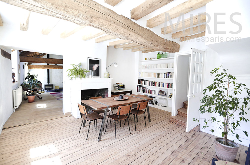 C2000 – Large dining room, parquet floor and fireplace