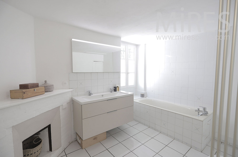 C2000 – White tiled baths