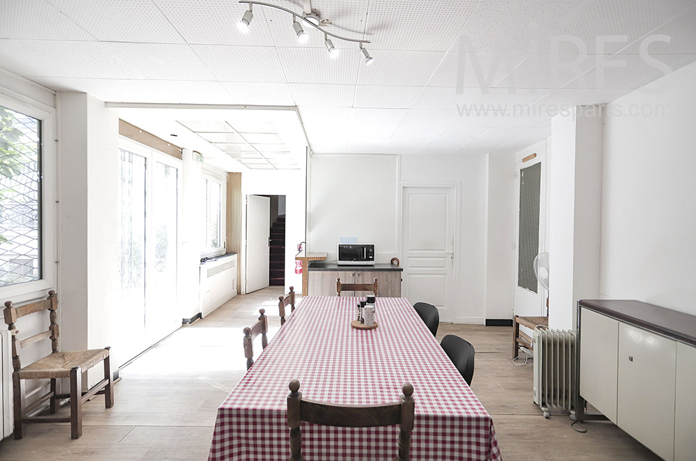 C2002 – Table and kitchen