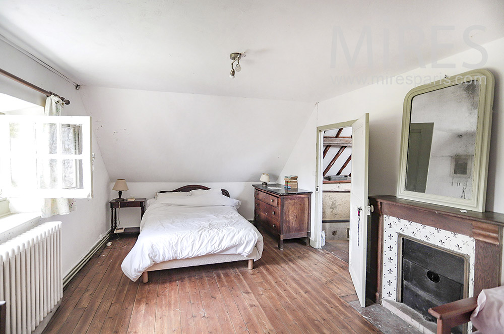 Chambre blanche avec cheminée. C2004