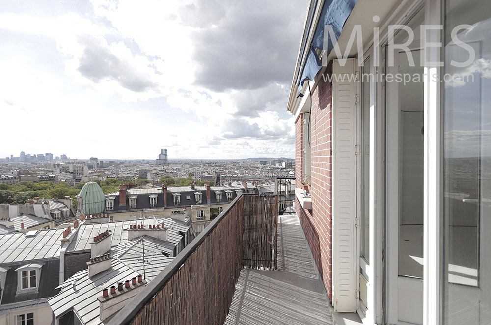 C2007 – Balcon avec vue sur Paris