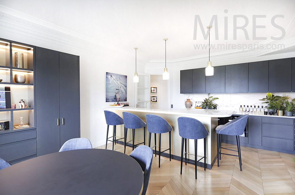 C2010 – Dining room, marble bar