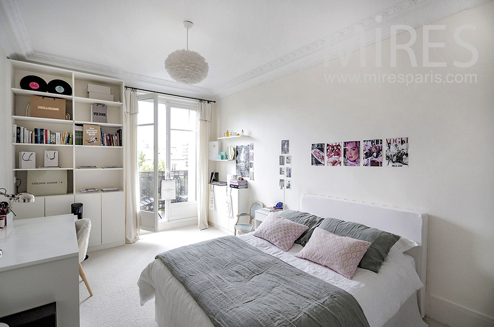 C2010 – Bedroom with bathroom and balcony