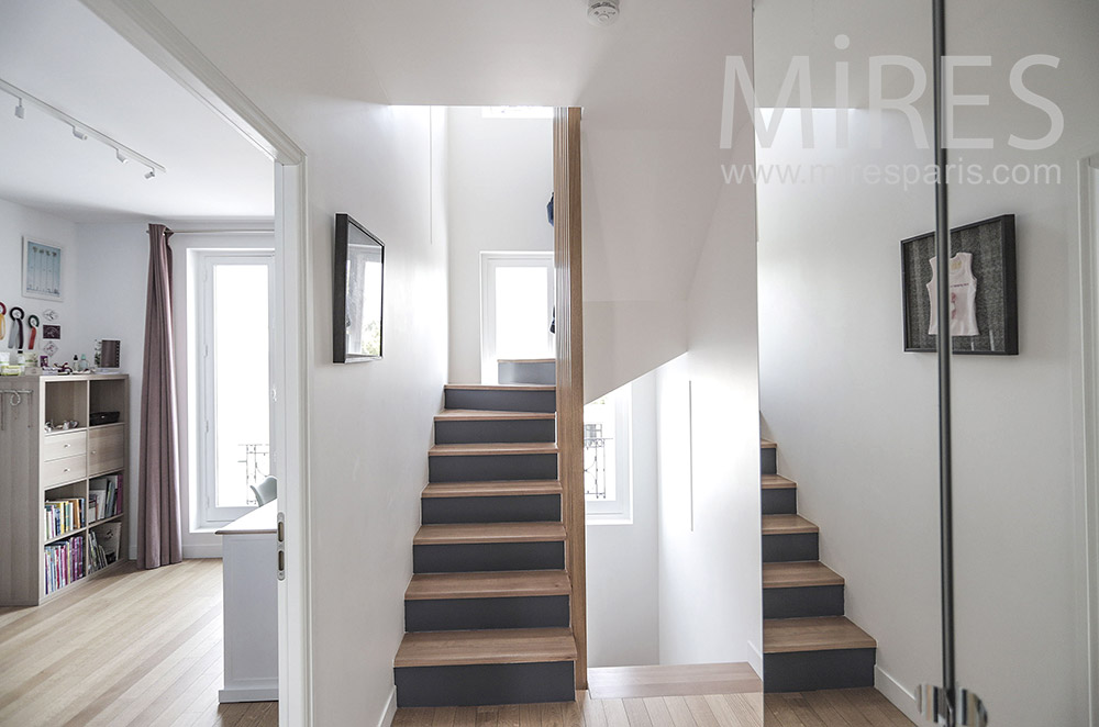 C2012 – Straight wooden stairs