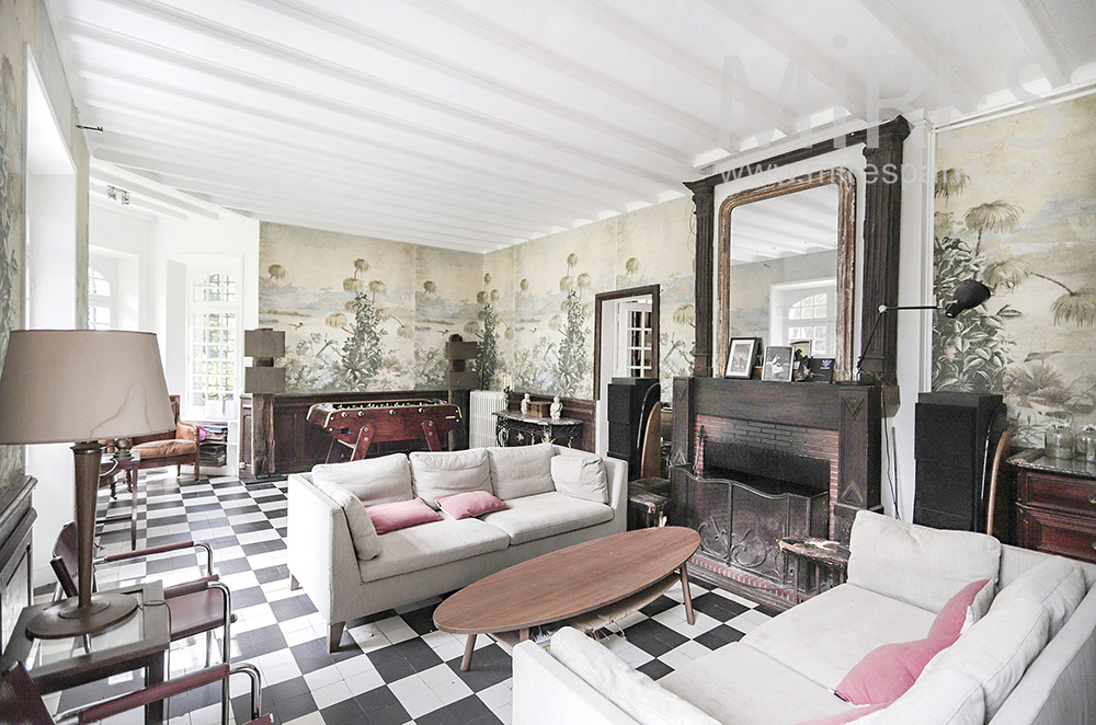 Beautiful living room, vintage wallpaper. C2013