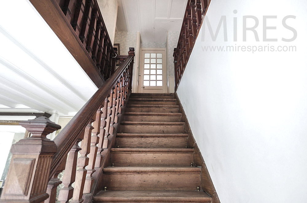 C2013 – Escalier en bois massif