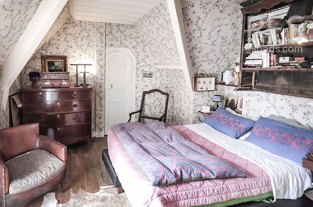 Two old bedrooms with wallpaper. C2013
