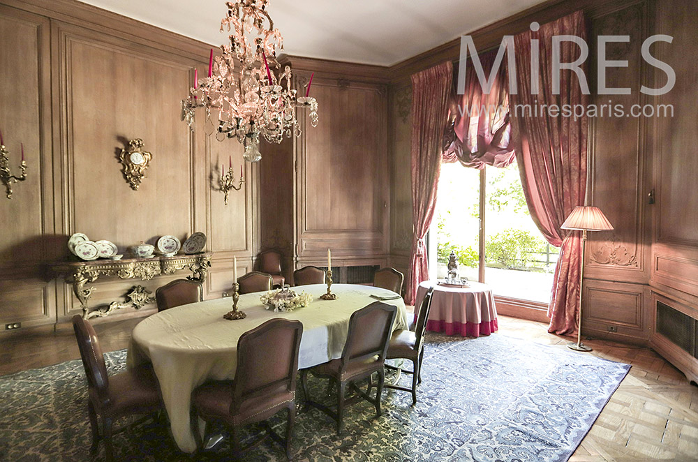 C2017 – Salle à manger ancienne avec terrasse