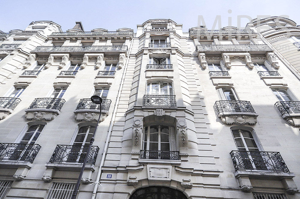 C2022 – Empty Haussmann building