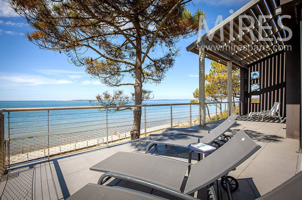 C2026 – Terrace facing the sea