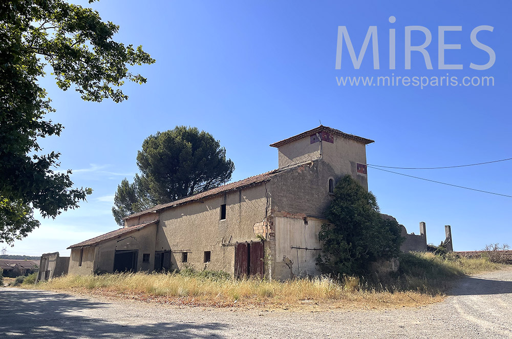 C2041 – Ferme abandonnée et habitations