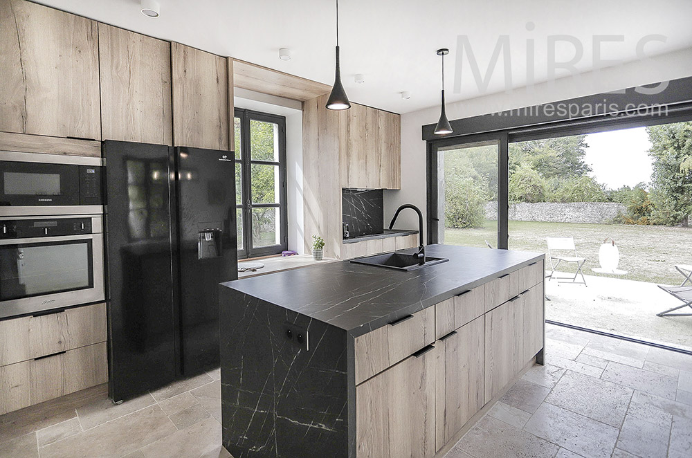 C2030 – Contemporary kitchen, wood and marble, on the garden