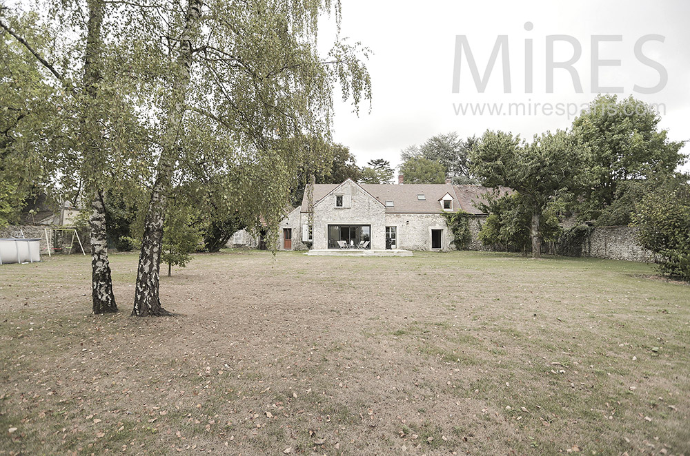 C2030 – Jardin bordé de murs en pierres