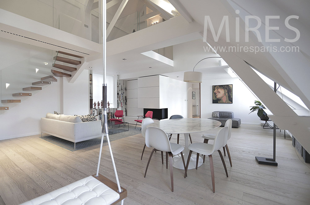 C2031 – Decorated living room and beautiful parquet floor