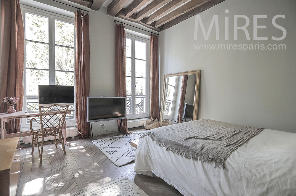 C2032 – Gray bedroom, exposed beams