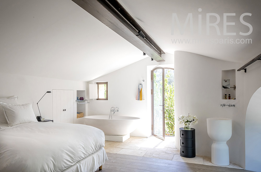 C2033 – White bedroom with oval bathtub