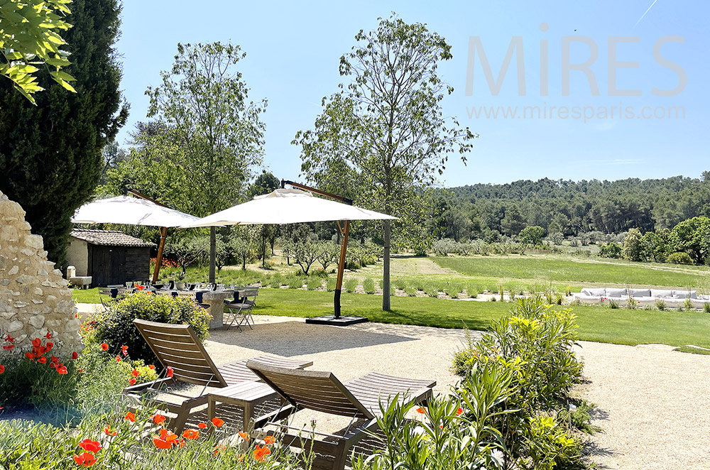 C2033 – Terrasse sur jardin provençal