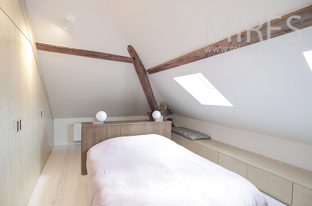 C2034 – Deco attic bedroom