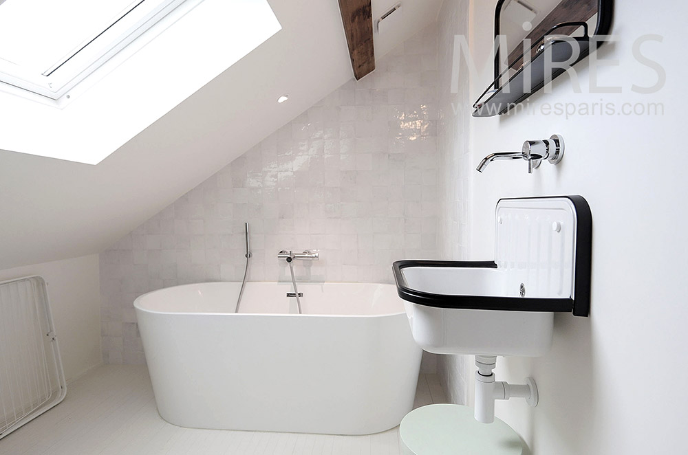 C2034 – Oval bathtub under the roof