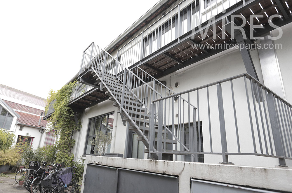 C2036 – Exterior metal staircase and passageway