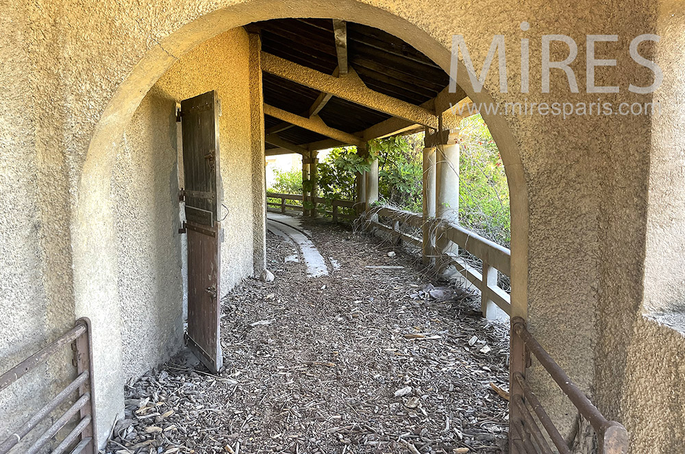 C2041 – Entrance corridor