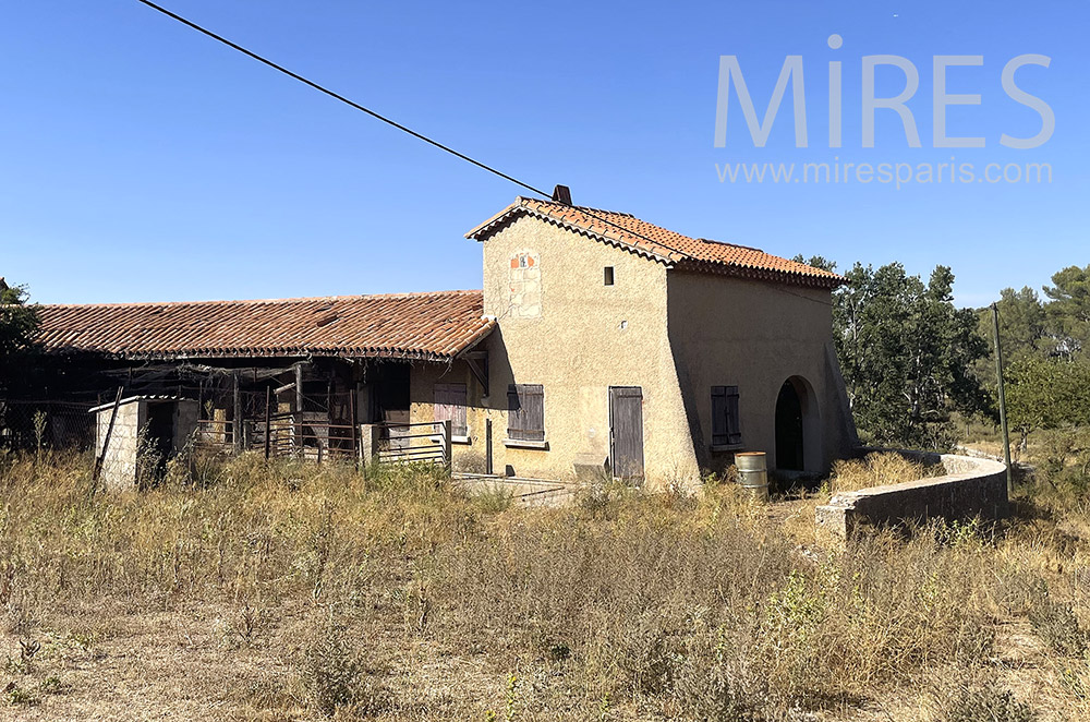 C2041 – Bâtiment de ferme abandonné