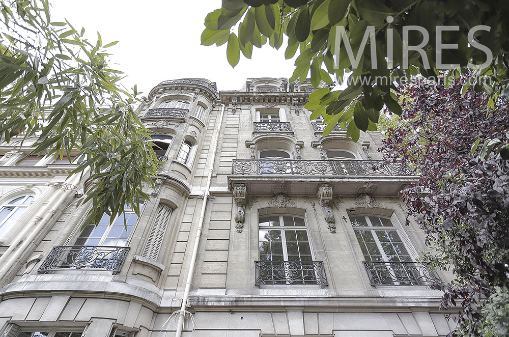 C2023 – Empty Parisian building