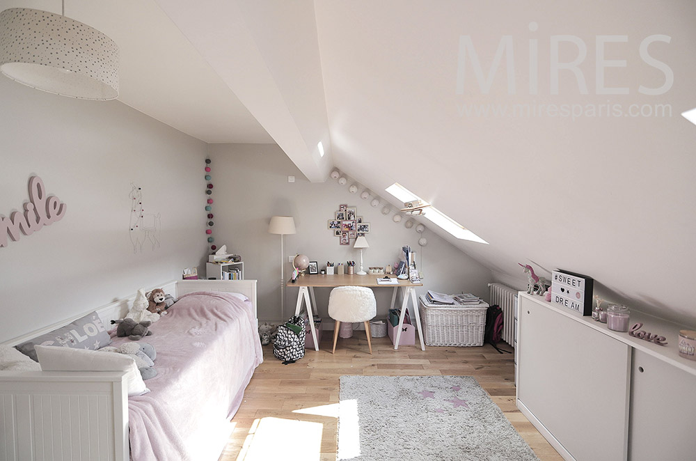 C1691 – Pink bedroom in the sloping ceiling