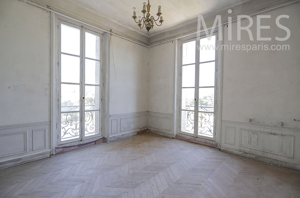 C1830 – Chambre patinée, portes fenêtres