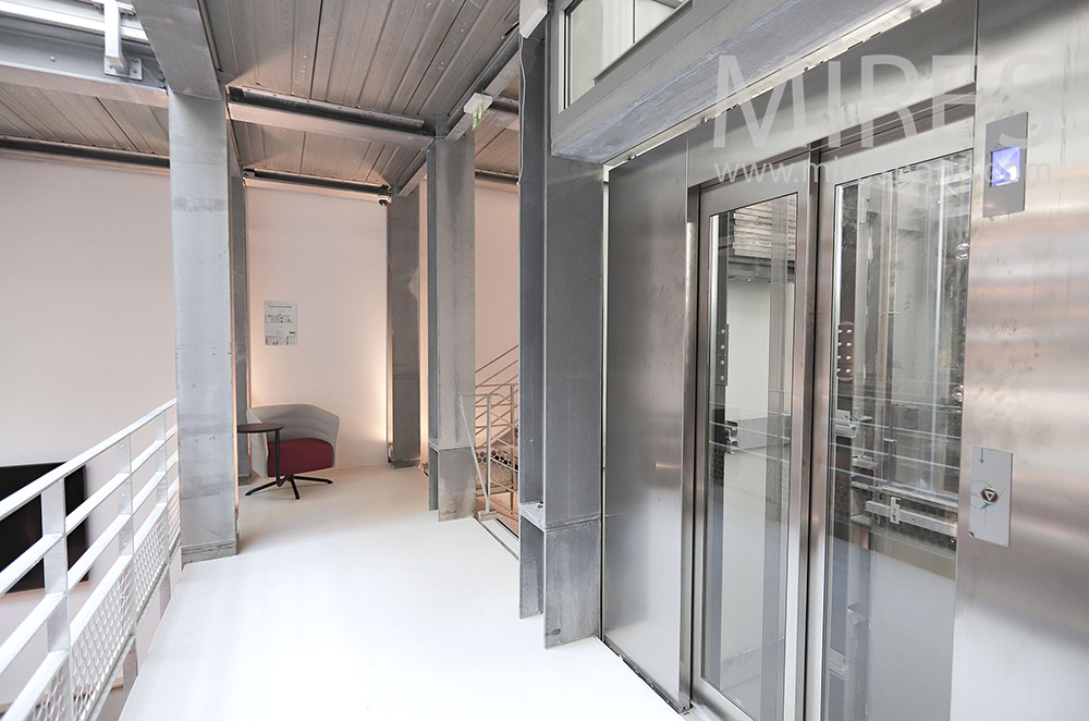 C2037 – Transparent elevator