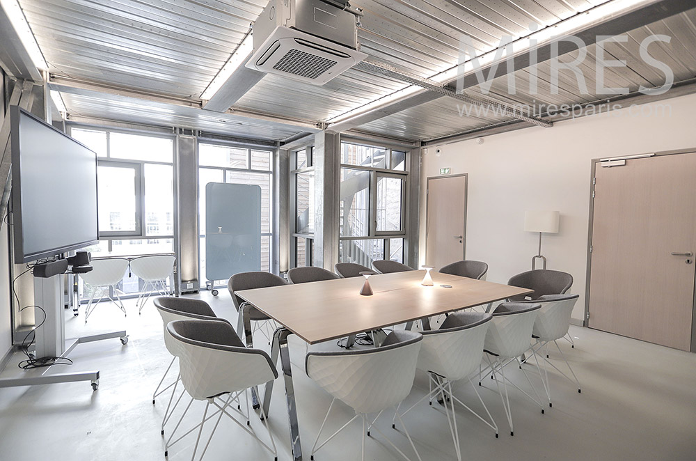 C2037 – Bright meeting room