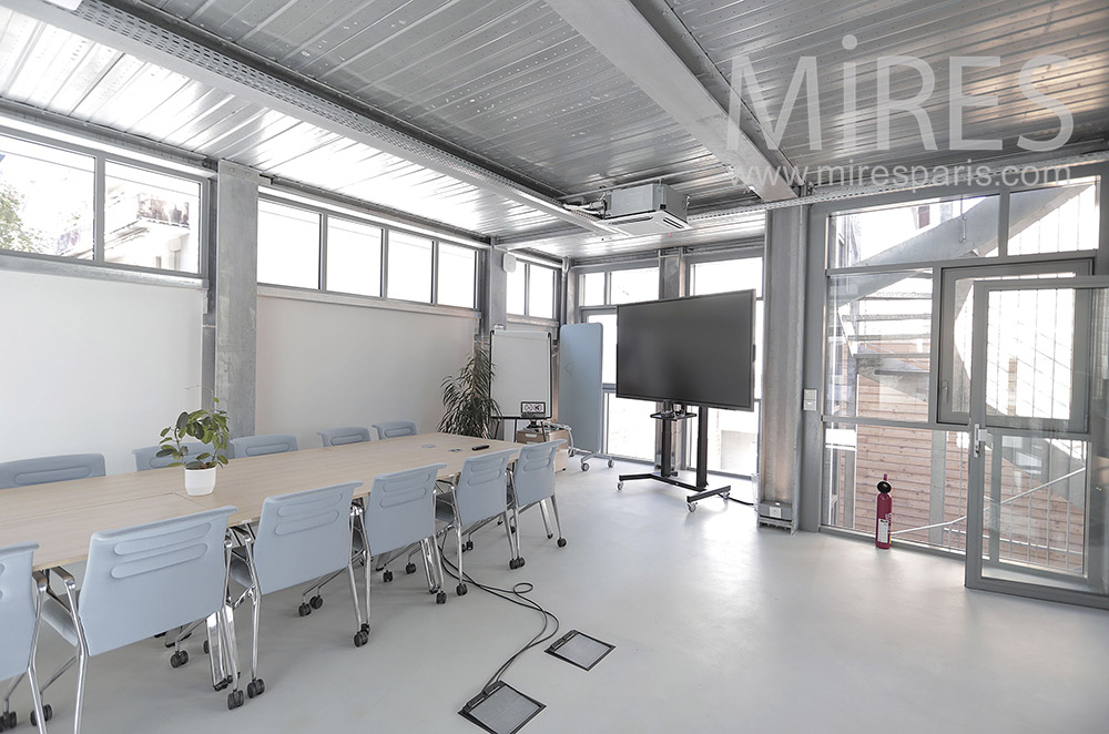 C2037 – Long desk, rooftop access