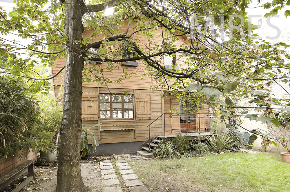 C2038 – Wooden facade on the garden side