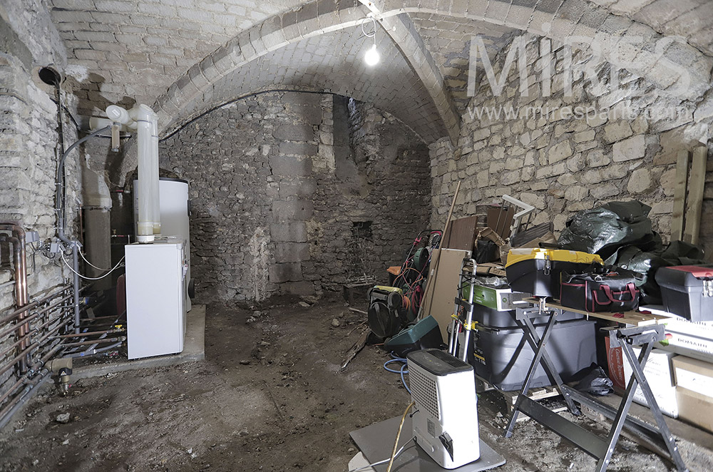 C2039 – Stone vaulted cellar