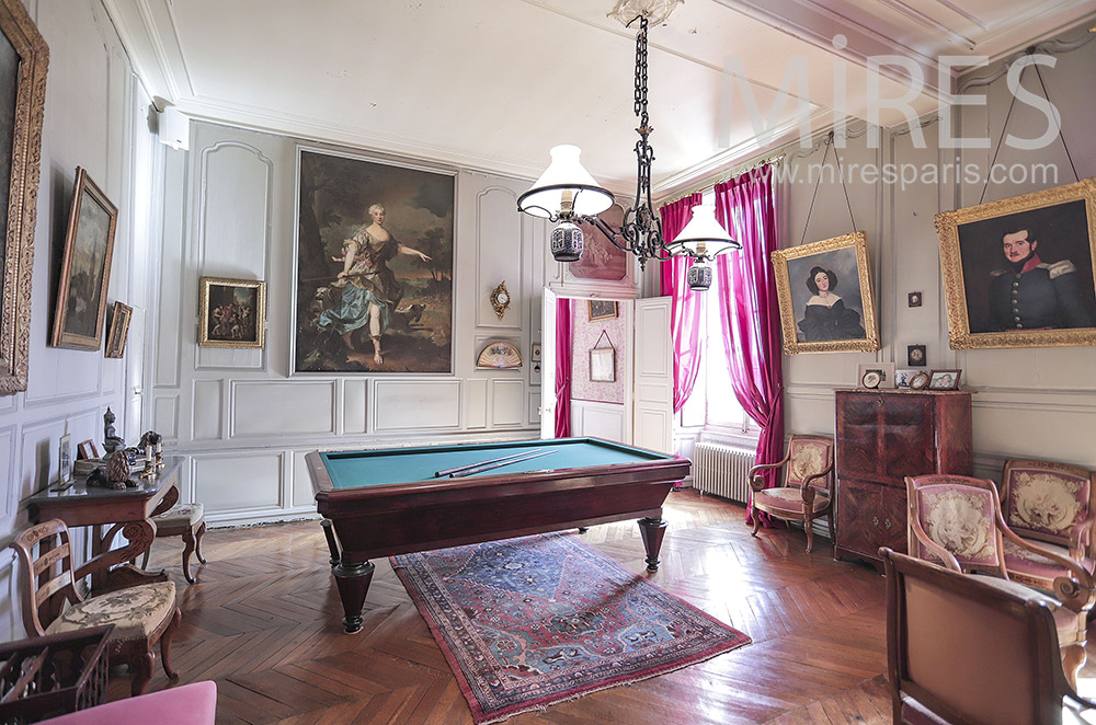 Billiard room and old paintings. C2043