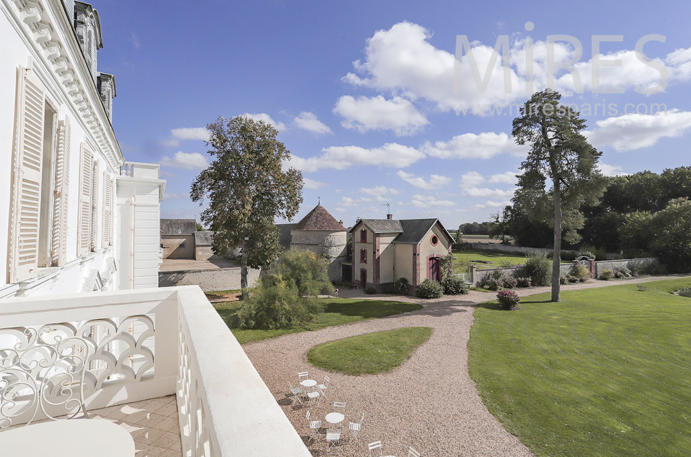 C2043 – Balcon, vue sur le parc