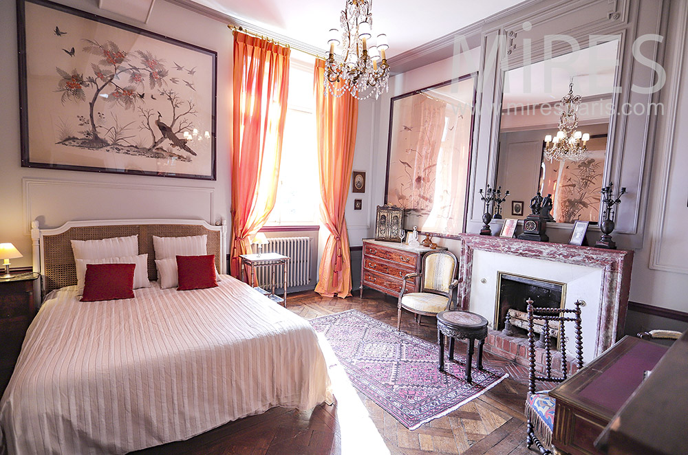 C2043 – Beautiful classic room