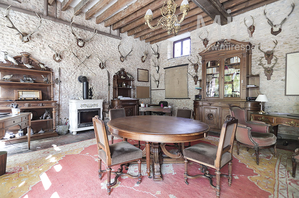 C2043 – Rustic dining room and hunting trophies